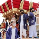 太鼓の音を響かせ地区を巡行する美坂社の屋台＝三木市別所町東這田