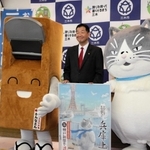 仲田一彦市長（中央）と「かんなどん」（左）と記念撮影するマル＝三木市役所
