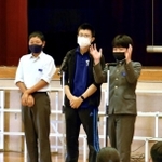 漫才を披露し、同級生を楽しませる生徒＝三木東中