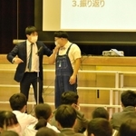 生徒の前で漫才を実演する「コンチェルト」の２人＝三木東中