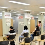 旧志染中学校で行われている新型コロナウイルスワクチンの３回目接種＝三木市志染町井上