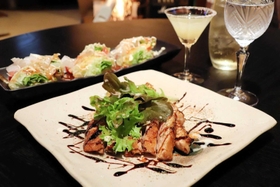 創作居酒屋酒々の若鶏のグリルバルサミコソース（市観光協会提供）