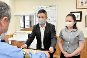 特殊詐欺被害を防ぎ署長感謝状を受け取るＪＡみのりえびす駅前店の藤田丈也店長（左）と前田美樹さん＝三木署