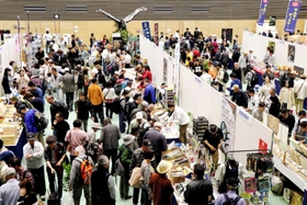 大勢の人でにぎわう「三木金物まつり」＝２０１９年、三木市福井