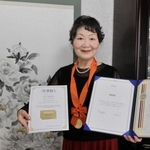 英国王立美術家協会の会員証などを手にする高橋富子さん＝三木市