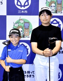 ジュニアゴルフの国際大会に臨む道上稀唯さん（左）と嵩琉さん＝三木市役所