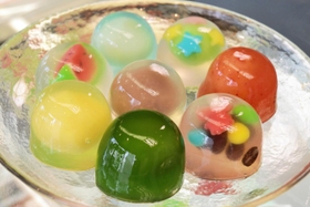 色鮮やかな水まんじゅう