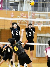 ネット際で粘り強いブロックを見せる泉の選手＝加東市河高