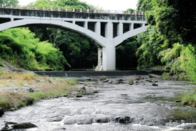 アーチ型の橋脚が目を引く御坂サイフォン橋＝三木市志染町御坂