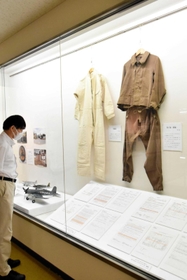 三木飛行場に関する米軍資料などが並ぶ企画展＝みき歴史資料館