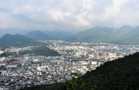 展望台から見える西脇の街並み。２０分ほどの登山で絶好の眺望に出合える＝西脇市高田井町付近