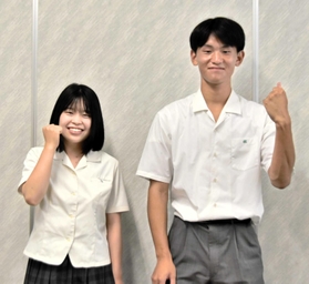 インターハイに出場する三木高校の谷生悠真さん（右）と三木東高校の杉能舞夏さん＝三木市役所