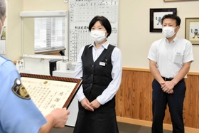 詐欺被害を防ぎ、署長感謝状を受け取るＪＡ兵庫みらい緑が丘支店の小西久美子店長＝三木署