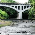 アーチ型の橋脚が目を引く御坂サイフォン橋＝三木市志染町御坂