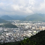 展望台から見える西脇の街並み。２０分ほどの登山で絶好の眺望に出合える＝西脇市高田井町付近