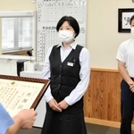詐欺被害を防ぎ、署長感謝状を受け取るＪＡ兵庫みらい緑が丘支店の小西久美子店長＝三木署
