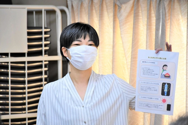 さまざまな防災知識を伝える関西国際大学の藤本幸音さん＝三木市宿原