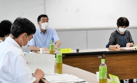 高校再編などを話し合った三木市総合教育会議＝三木市役所