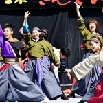 さんさんまつりで熱演するダンスチーム＝２０１９年１０月６日
