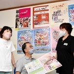 歴代の三木さんさんまつりのポスターを見ながら、イベントの歴史を振り返る実行委員会のメンバー＝三木市緑が丘町中１
