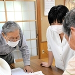 藤本幸音さんらが製作した防災すごろくを楽しむ地域住民ら＝三木市宿原