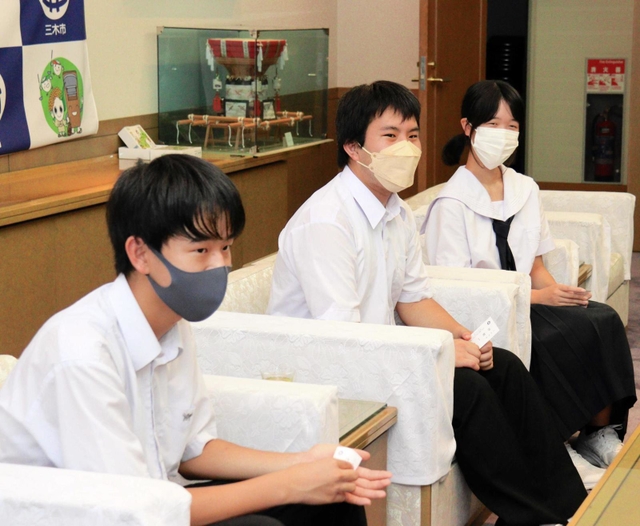 準優勝の喜びを市長に報告する小野高校放送部の（左から）武内遥希さん、加藤優喜さん、川崎愛美さん＝三木市役所