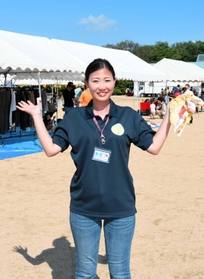 少女時代に荒れた生活を送った和田鈴菜さん。親子が絆を深めるイベントを主催し「子どもたちの自然な笑顔が見られるのが一番」とほほ笑む＝三木市福井