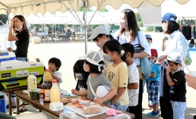８月に和田さんらが企画したイベント「０円祭り」。企業や団体の協力を得て無料ブースが並び、親子連れが楽しんだ＝三木市福井
