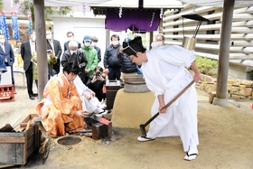 ２０２１年の鞴まつりでの火入れ式＝三木市上の丸町（三木市提供）