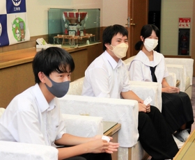 準優勝の喜びを市長に報告する小野高校放送部の（左から）武内遥希さん、加藤優喜さん、川崎愛美さん＝三木市役所