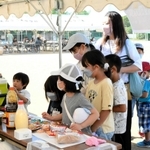 ８月に和田さんらが企画したイベント「０円祭り」。企業や団体の協力を得て無料ブースが並び、親子連れが楽しんだ＝三木市福井