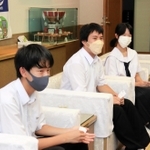 準優勝の喜びを市長に報告する小野高校放送部の（左から）武内遥希さん、加藤優喜さん、川崎愛美さん＝三木市役所