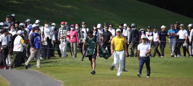 大勢のギャラリーを引き連れてラウンドする蟬川泰果選手（中央）＝三甲ゴルフ倶楽部ジャパンコース（撮影・坂部計介）