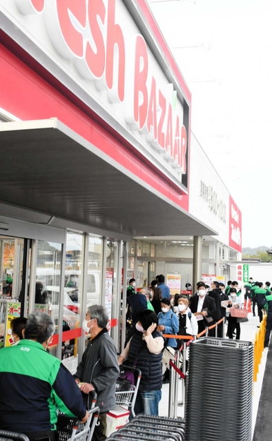 待望のスーパーが開店し、行列をつくる買い物客＝三木市吉川町大畑