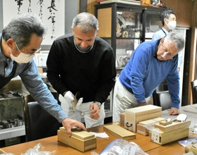 かつお節削りを体験し、三木金物の魅力に触れる外国人ら＝三木市福井