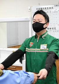 詐欺被害を防ぎ感謝状を受け取るセブン－イレブン三木大塚２丁目店の小林凜太朗さん＝三木署