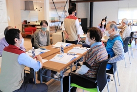 住まいの悩みや不安について話し合う住民ら＝三木市緑が丘町東１