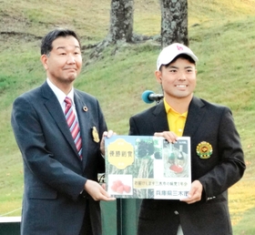 仲田一彦市長から副賞の目録を手渡される蟬川泰果選手（三木市提供）＝三甲ゴルフ倶楽部ジャパンコース