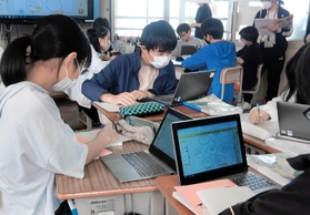 タブレット端末を使って学習する市内の小学生たち（緑が丘東小学校提供）