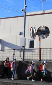 センサー内蔵靴に反応し、注意喚起するスピーカー（中央柱上部）＝三木市緑が丘町西１