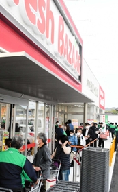 待望のスーパーが開店し、行列をつくる買い物客＝三木市吉川町大畑