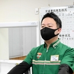 詐欺被害を防ぎ感謝状を受け取るセブン－イレブン三木大塚２丁目店の小林凜太朗さん＝三木署