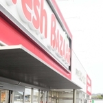 待望のスーパーが開店し、行列をつくる買い物客＝三木市吉川町大畑