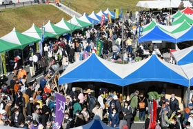 ３年ぶりに開催された三木金物まつり。多くの人でにぎわった＝三木市福井