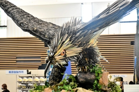 お披露目された「金物鷲」。今回限定で半身のみ金物で覆う「ハーフスタイル」姿で登場＝三木市福井、三木山総合公園