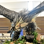 お披露目された「金物鷲」。今回限定で半身のみ金物で覆う「ハーフスタイル」姿で登場＝三木市福井、三木山総合公園