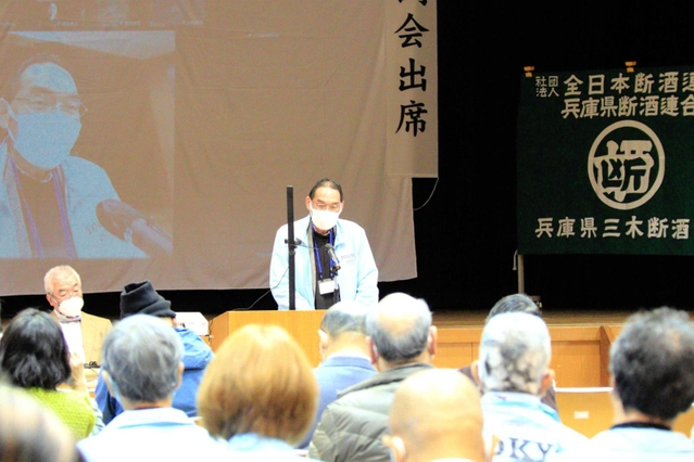 アルコール依存から回復した体験を話す参加者＝市民活動センター