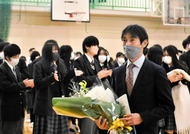 三木東高で講演した田中健智さん＝三木市別所町小林
