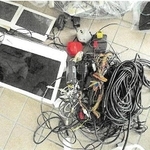 事業者が捨てたとみられる大量の電気器具類（三木市提供）