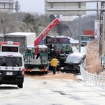 大型車や乗用車などが絡んだ多重事故＝２５日午前、加東市横谷